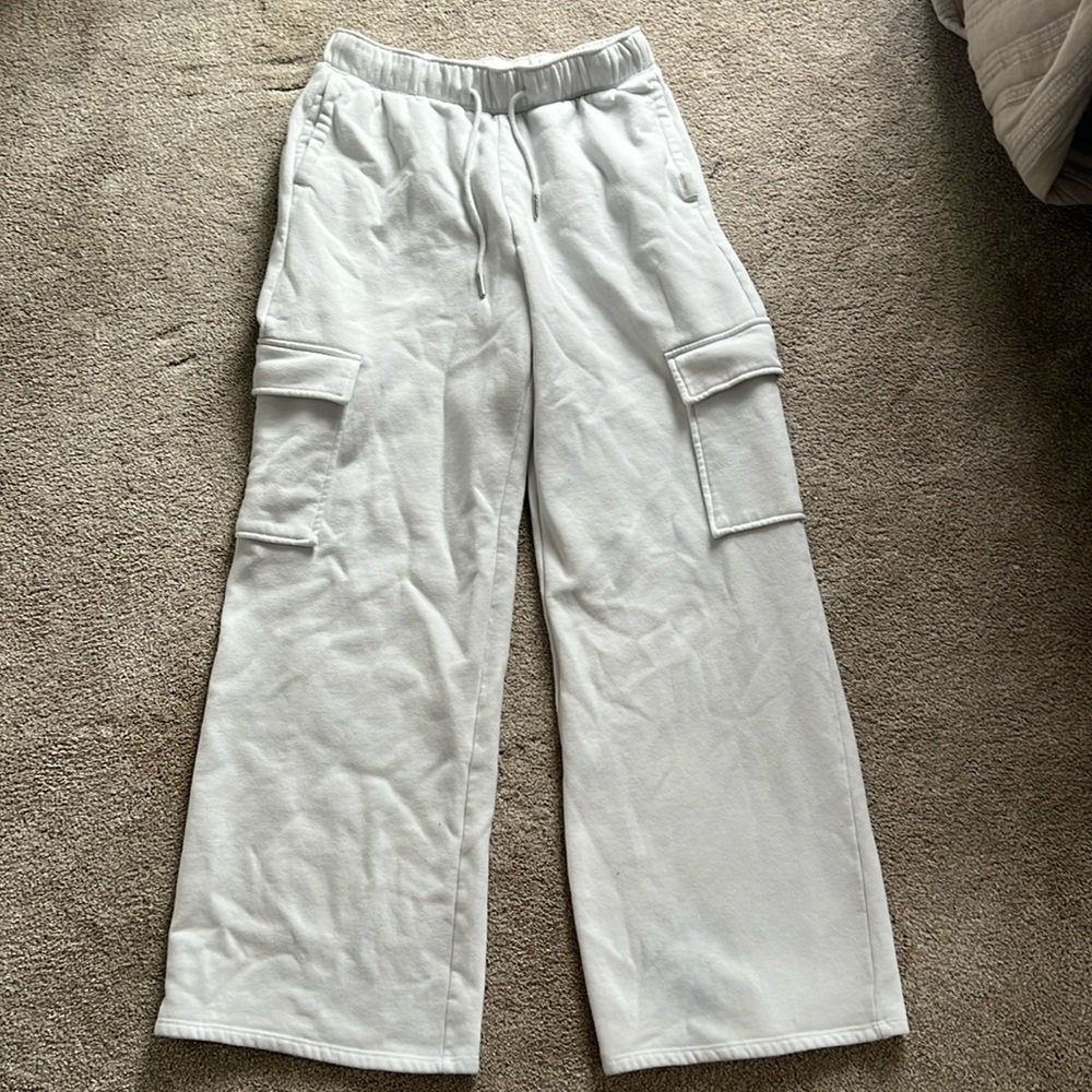 GILLY HICKS cargo white sweats